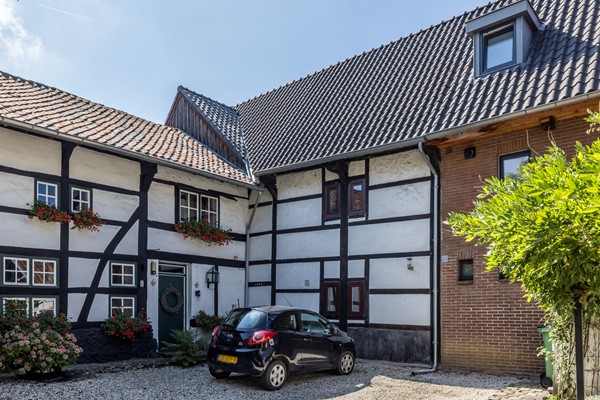 Foto - Te koop: Een woning voor de toekomst met een energielabel van A+++ met een multifunctionele ruimte      (ca 25 m2) en tuin met eiken overkapping en grote eiken carport in het Heuvelland.